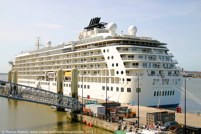 Das Kreuzfahrtschiff THE WORLD am 14. Juli 2013 in Liverpool (England).