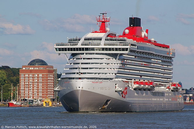 Das Kreuzfahrtschiff VALIANT LADY von der Kreuzfahrtreederei Virgin Voyages am 25. August 2026 in Hamburg (Deutschland).