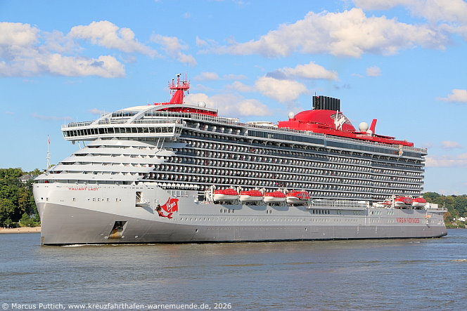 Das Kreuzfahrtschiff VALIANT LADY von der Kreuzfahrtreederei Virgin Voyages am 25. August 2026 in Hamburg (Deutschland).