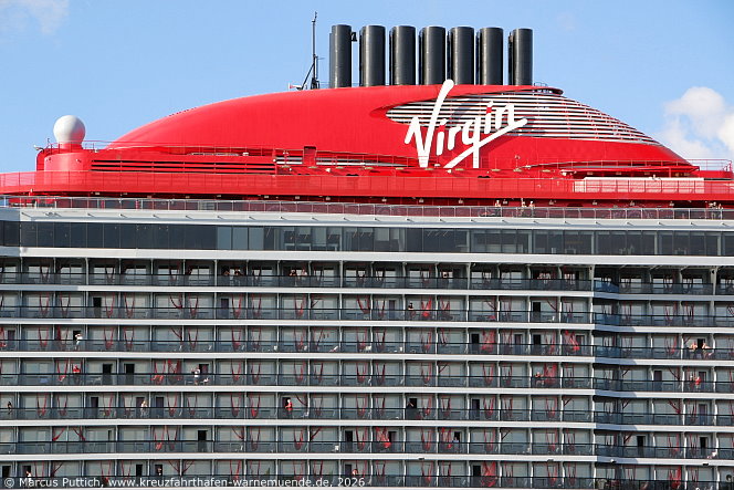 Das Kreuzfahrtschiff VALIANT LADY von der Kreuzfahrtreederei Virgin Voyages am 25. August 2026 in Hamburg (Deutschland).