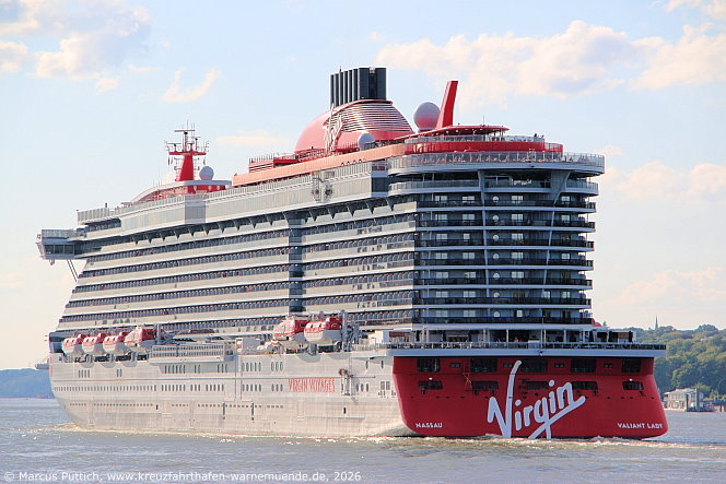 Das Kreuzfahrtschiff VALIANT LADY von der Kreuzfahrtreederei Virgin Voyages am 25. August 2026 in Hamburg (Deutschland).