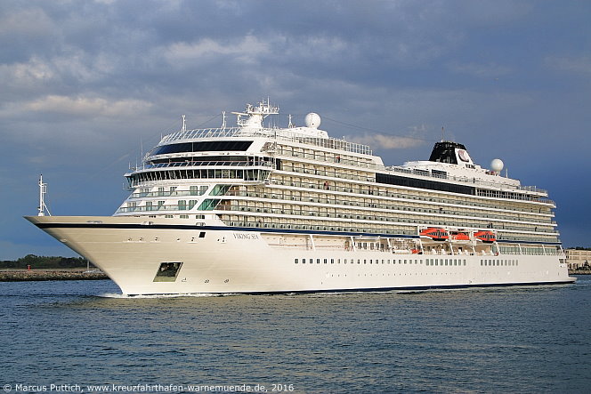 Das Kreuzfahrtschiff VIKING SEA von der Kreuzfahrtreederei Viking Ocean Cruises am 14. Mai 2016 im Kreuzfahrthafen Warnem&uuml;nde in der Hansestadt Rostock (Erstanlauf).