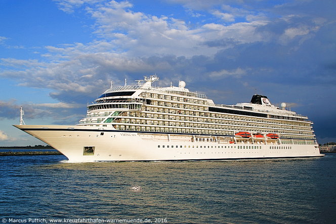 Das Kreuzfahrtschiff VIKING SEA von der Kreuzfahrtreederei Viking Ocean Cruises am 14. Mai 2016 im Kreuzfahrthafen Warnem&uuml;nde in der Hansestadt Rostock (Erstanlauf).