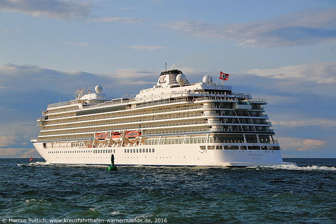 Das Kreuzfahrtschiff VIKING SEA von der Kreuzfahrtreederei Viking Ocean Cruises am 14. Mai 2016 im Kreuzfahrthafen Warnem&uuml;nde in der Hansestadt Rostock (Erstanlauf).