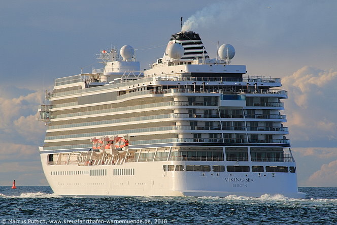 Das Kreuzfahrtschiff VIKING SEA von der Kreuzfahrtreederei Viking Ocean Cruises am 14. Mai 2016 im Kreuzfahrthafen Warnem&uuml;nde in der Hansestadt Rostock (Erstanlauf).