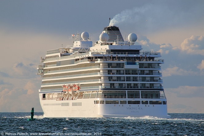 Das Kreuzfahrtschiff VIKING SEA von der Kreuzfahrtreederei Viking Ocean Cruises am 14. Mai 2016 im Kreuzfahrthafen Warnem&uuml;nde in der Hansestadt Rostock (Erstanlauf).