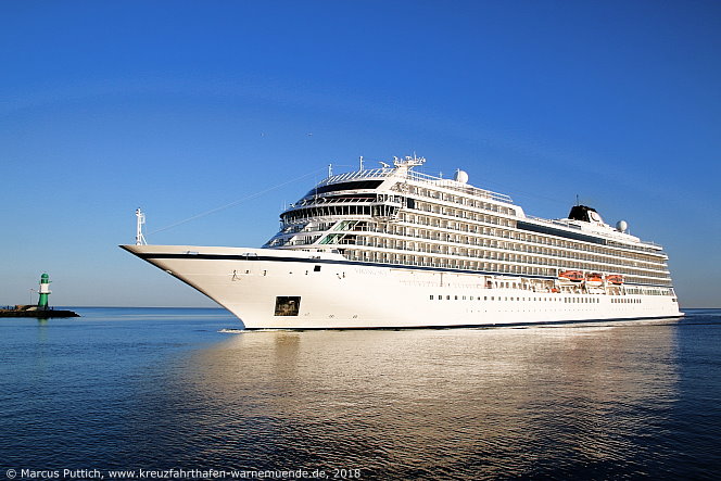 Das Kreuzfahrtschiff VIKING SKY von der Kreuzfahrtreederei Viking Ocean Cruises am 20. Mai 2018 im Kreuzfahrthafen Warnemünde in der Hansestadt Rostock.