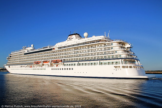 Das Kreuzfahrtschiff VIKING SKY von der Kreuzfahrtreederei Viking Ocean Cruises am 20. Mai 2018 im Kreuzfahrthafen Warnemünde in der Hansestadt Rostock.