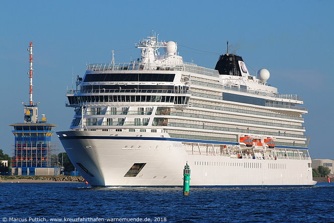 Das Kreuzfahrtschiff VIKING SUN von der Kreuzfahrtreederei Viking Ocean Cruises am 25. Mai 2018 im Kreuzfahrthafen Warnemünde in der Hansestadt Rostock (Erstanlauf).