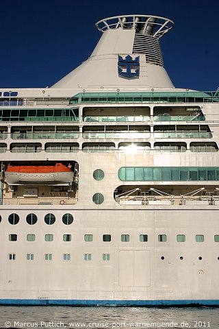 Das Kreuzfahrtschiff VISION OF THE SEAS am 04. Juni 2011 im Kreuzfahrthafen Warnemünde in der Hansestadt Rostock (Erstanlauf).
