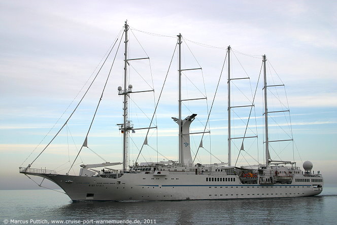 Das Kreuzfahrtschiff WIND SPIRIT am 20. Juli 2011 im Ostseebad Warnemünde (Erstanlauf).
