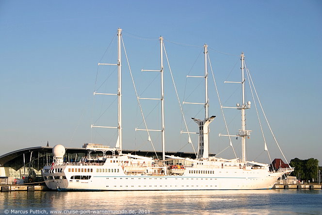 Das Kreuzfahrtschiff WIND SPIRIT am 02. August 2011 im Ostseebad Warnem&uuml;nde.