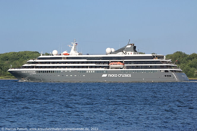 Das Kreuzfahrtschiff WORLD VOYAGER am 11. Juni 2022 in Kiel (Deutschland).