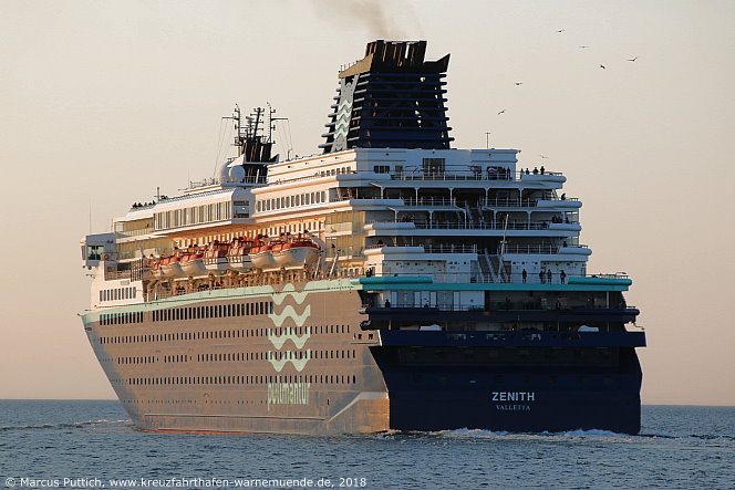 Das Kreuzfahrtschiff ZENITH am 19. Mai 2018 im Kreuzfahrthafen Warnem&uuml;nde in der Hansestadt Rostock.