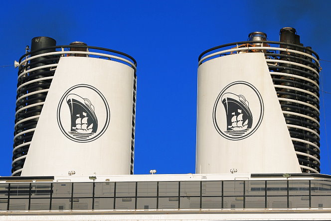 Das Kreuzfahrtschiff ZUIDERDAM am 11. Juni 2016 im Kreuzfahrthafen Warnem&uuml;nde in der Hansestadt Rostock.